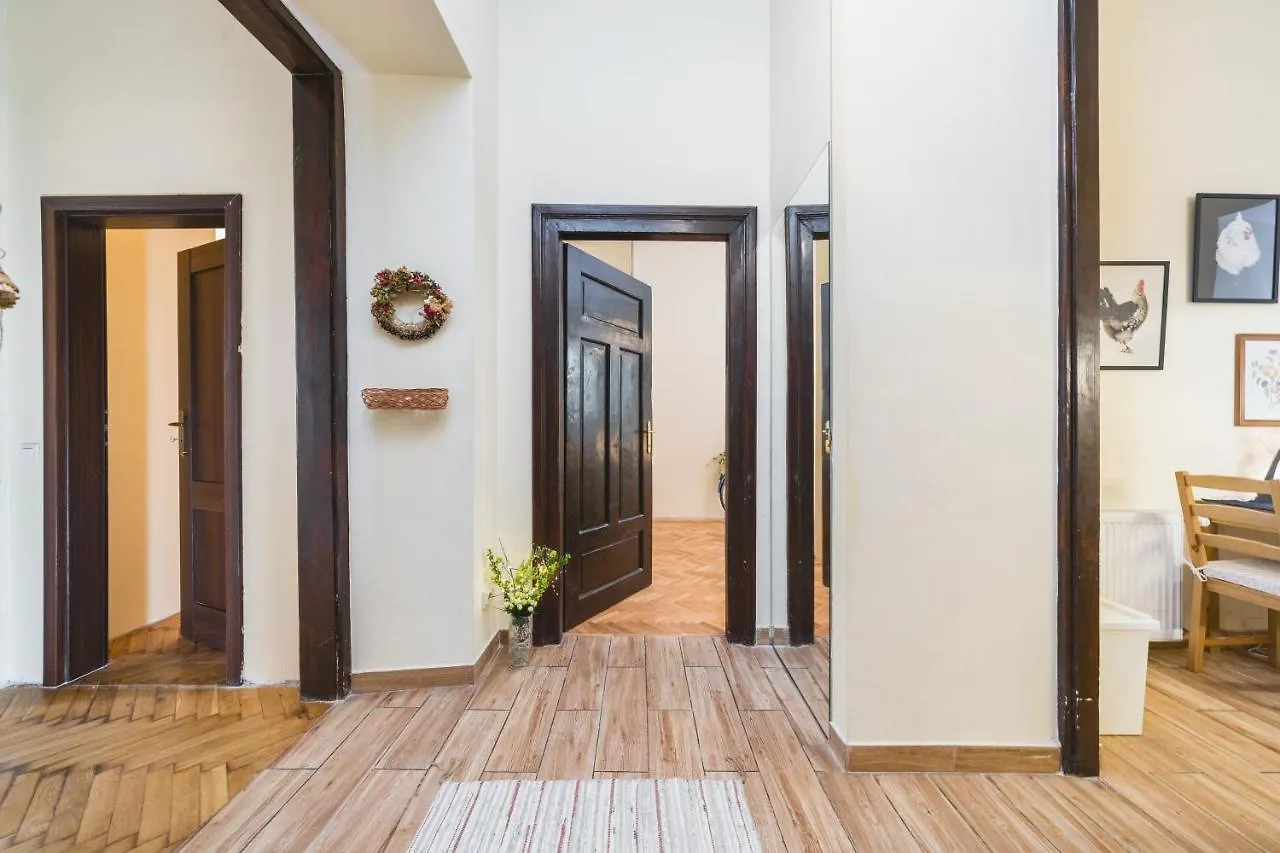 Homely 4 Bedroom Apartment - Old Town - By Upstairs Krakov 0*,  Polsko